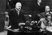 Außenminister Gustav Stresemann vor der Vollversammlung des Völkerbundes in Genf am 10. September 1926: Durch eine Politik der Verständigung und Versöhnung gelang es Stresemann (DVP), Deutschland wieder in das Staatensystem zu integrieren.