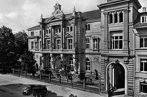 Das Prinz-Max-Palais in Karlsruhe war von 1951 bis 1968 erster Sitz des Bundesverfassungsgerichtes: Postkarte, 1951/68, Foto: Hendrik Schöttle, 1969/2008