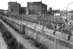 Blick vom Westen auf die Berliner Mauer nahe des Übergangs "Heinrich-Heine-Straße": Die Mauer wurde am 13. August 1961 errichtet. Die Zahl der an der Mauer Getöteten ist umstritten, wissenschaftlich nachgewiesen sind mindestens 136.
