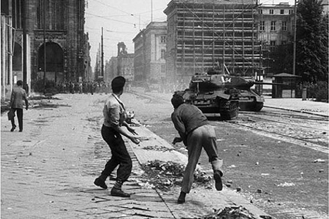 17. Juni 1953: Ausgelöst von Protesten um eine 10-prozentige Erhöhung der Arbeitsnormen kam es 1953 zu einem Volksaufstand gegen das SED-Regime. Nur mit Unterstützung der sowjetischen Besatzungsmacht konnte der Aufstand niedergeschlagen werden.