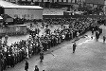 Arbeitslosenschlange vor dem Arbeitsamt Hannover: Nach Ausbruch der Weltwirtschaftskrise 1929 stieg die Arbeitslosigkeit stark an. Im Hintergrund ist die Parole »Wählt Hitler« zu erkennen. Foto: Walter Ballhause, um 1930
