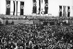 Tempelhofer Feld in Berlin: Die Nationalsozialisten inszenierten 1933 die Feiern zum 1. Mai, den sie als arbeitsfreien »Tag der nationalen Arbeit« eingeführt hatten. Am 2. Mai zerschlugen sie die Gewerkschaften. Foto: H.-U.Röhnert, 1.5.1933