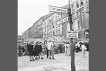 13.08.1964: West-Berliner versammeln sich am Jahrestag des Mauerbaus vor der Mauer in der Bernauer Straße.