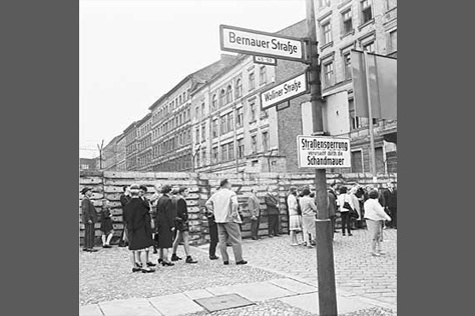 13.08.1964: West-Berliner versammeln sich am Jahrestag des Mauerbaus vor der Mauer in der Bernauer Straße.