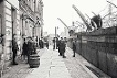 Passanten sehen am 13. August 1961 in der West-Berliner Sebastianstraße DDR-Grenzsoldaten beim Mauerbau zu.