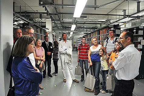 Besucher im Magazin der Bundestagsbibliothek