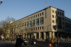 Das Gebäude steht am Boulevard Unter den Linden nahe dem Brandenburger Tor.