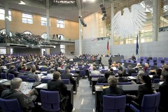 Detailaufnahme von einem Mikrofon im Plenum