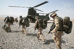 Soldaten laufen auf Hubschrauber zu