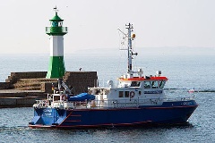 Schiff vor Leuchtturm