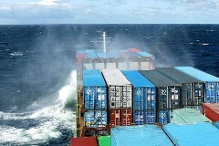 Containerschiff auf hoher See