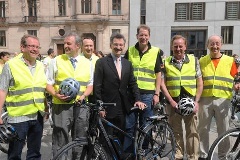 Bundestagsvizepräsident Hermann Otto Solms (Mitte) schickte die Radler auf die Strecke.