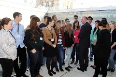 Bundestagspräsident Prof. Dr. Norbert Lammert, (5.v.re), CDU/CSU, mit den Preisträgern des 59. Europäischen Wettbewerbs 2012