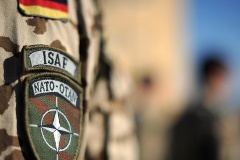 Das Abzeichen der ISAF und die deutsche Fahne am Hemd eines Soldaten