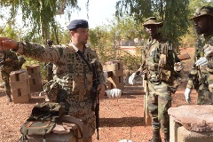 Ein Bundeswehrsoldat bildet im Trainings Camp in Koulikoro in Mali malische Soldaten aus