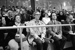 Christo (Mitte) auf der Tribüne im Bonner Plenarsaal während der Debatte zur Reichstagsverhüllung am 25. Februar 1994