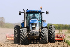 Ein Traktor bei der Feldarbeit