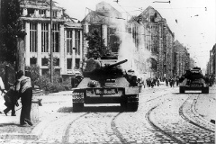Berliner bewerfen am 17. Juni 1953 einen sowjetischen Panzer mit Steinen nahe des Potsdamer Platzes in Berlin.
