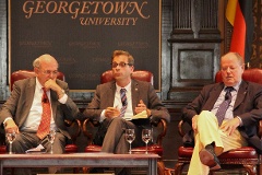 Stefan Liebich (Mitte) und Peer Steinbrück (rechts) während einer Podiumsdiskussion an der Georgetown-University.