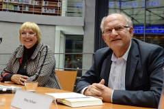 Claudia Roth, Peter Schaar in der Bibliothek des Bundestages