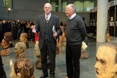 Norbert Lammert, Lutz Friedel mit Kopfskulpturen bei der Ausstellungseröffnung