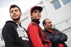 Syrische Flüchtlinge vor einer Flüchtlingsunterkunft in Hofheim im hessischen Main-Taunus-Kreis