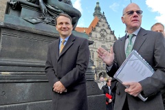 Norbert Lammert (rechts) und Radosław Sikorski auf dem Schlossplatz in Dresden