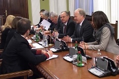 Abgeordnete Ute Finckh-Krämer, Heinz Wiese, Josip Juratovic, Peter Weiß (rechte Tischseite) im Gespräch mit serbischen Abgeordneten 