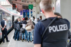 Polizeikontrolle auf einem Bahnhof