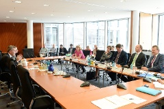 EU-Kommissar Günther Oettinger (Digitale Wirtschaft und Gesellschaft), li., im Gespräch mit Mitgliedern des Ausschusses für Kultur und Medien, 29.06.2015