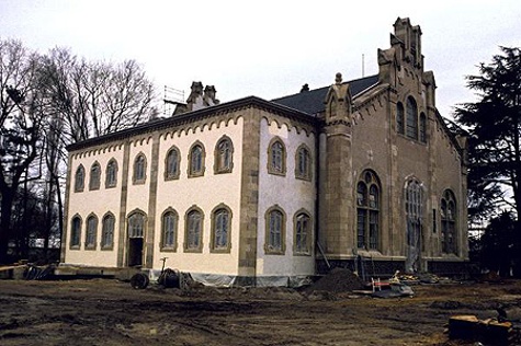 Das Bonner Wasserwerk während der Umbauarbeiten im April 1986. Das Wasserwerk soll vorübergehend dem Deutschen Bundestag als Ausweichquartier dienen.