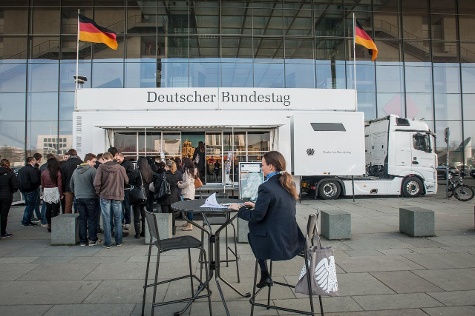 Infomobil vor dem  Paul-Löbe-Haus