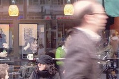 Foto: Menschen in und vor einem Straßencafé