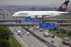 Flughafen und Autobahn