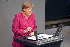 Bundeskanzlerin Merkel hält eine Regierungserklärung.