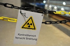 Schild warnt vor Strahlung im atomaren Zwischenlager in Gorleben