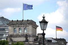 Europafahne weht auf dem Reichstagsgebäude neben einer Deutschland-Fahne.