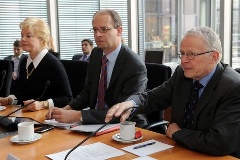 Vorsitzender Tom Koenigs (rechts) eröffnete die Sitzung.