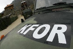 Geländewagen mit Aufschrift 'KFOR'