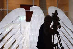 Kameramann vor Bundestagsadler im Plenum