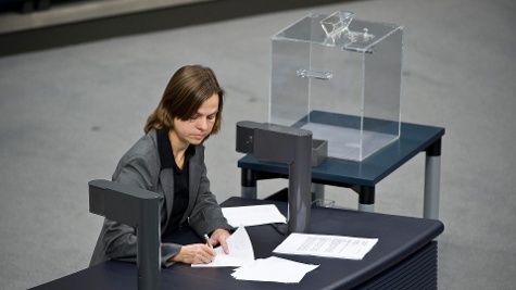 Eine Stenografin auf der Stenografenbank mit einer Wahlurne für die Abgabe der Stimmzettel.