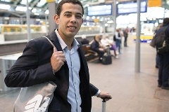 Brahim Oubaha im Berliner Hauptbahnhof vor der Fahrt in den Wahlkreis des Abgeordneten Kai Gehring.