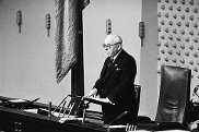 1961: Robert Pferdmenges eröffnet als Alterspräsident die konstituierende Sitzung des Deutschen Bundestages.