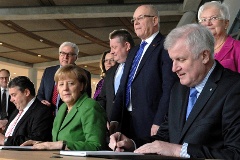 Sigmar Gabriel (v.l.), Frank-Walter Steinmeier, Angela Merkel, Andrea Nahles, Hermann Gröhe, Volker Kauder, Horst Seehofer und Gerda Hasselfeldt bei der Unterzeichung des Koalitionsvertrages im Reichstagsgebäude.