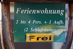 Reklameschild für eine Ferienwohnung