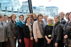 Konferenzteilnehmerinnen mit Bundestagsvizepräsidentin Ulla Schmidt (Mitte)