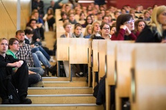 Studenten sitzen im Hörsaal.