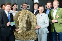 Matthias Daun (links der Erntekrone) und Gitta Connemann (rechts)