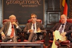 Stefan Liebich (Mitte) und Peer Steinbrück (rechts) während einer Podiumsdiskussion an der Georgetown-University.