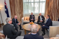 Norbert Lammert, Frithjof Schmid und Volkmar Klein (hintere Reihe von links) im Gespräch mit Premierminister Tony Abbott (rechts)